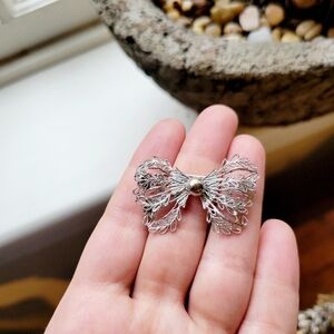 Vintage Dainty Silver Filigree Metalwork Bow Lapel Boucher Brooch Pin